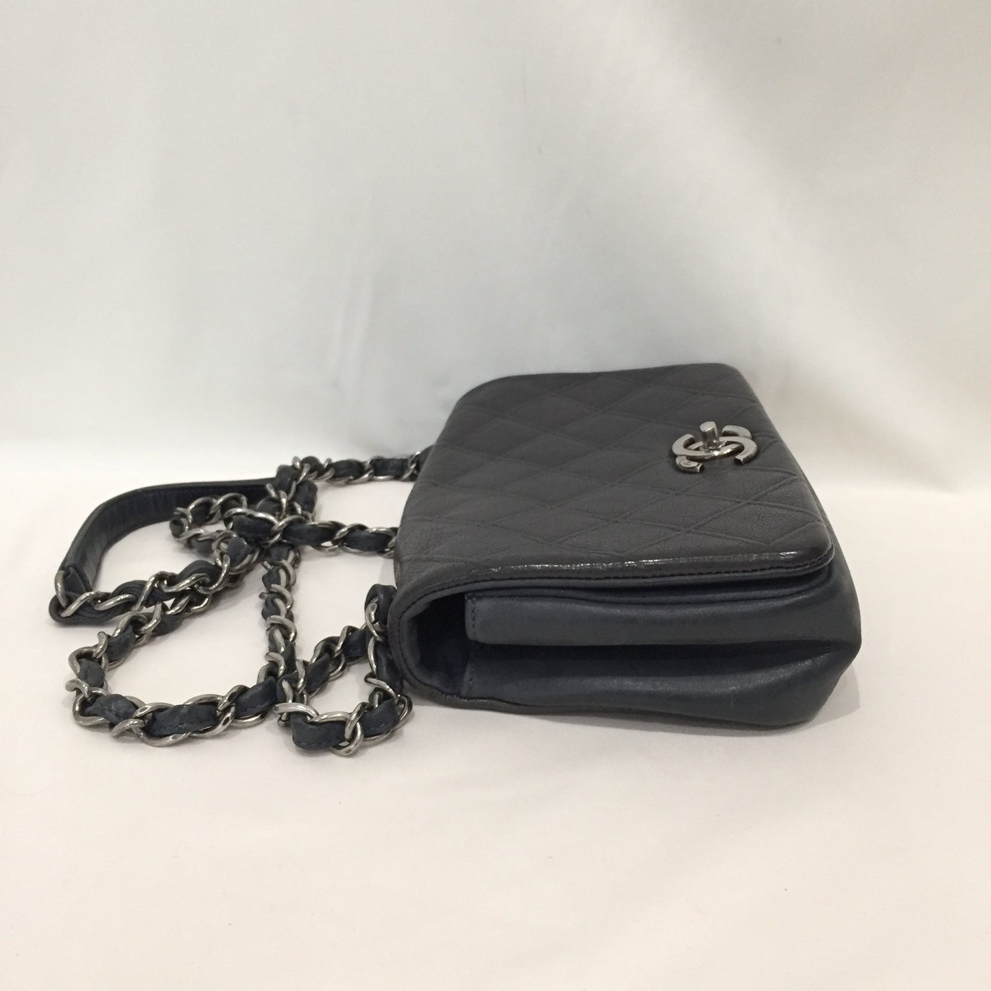 Pre-Owned Chanel Grey Leather Flap Shoulder Bag Sku# 80826