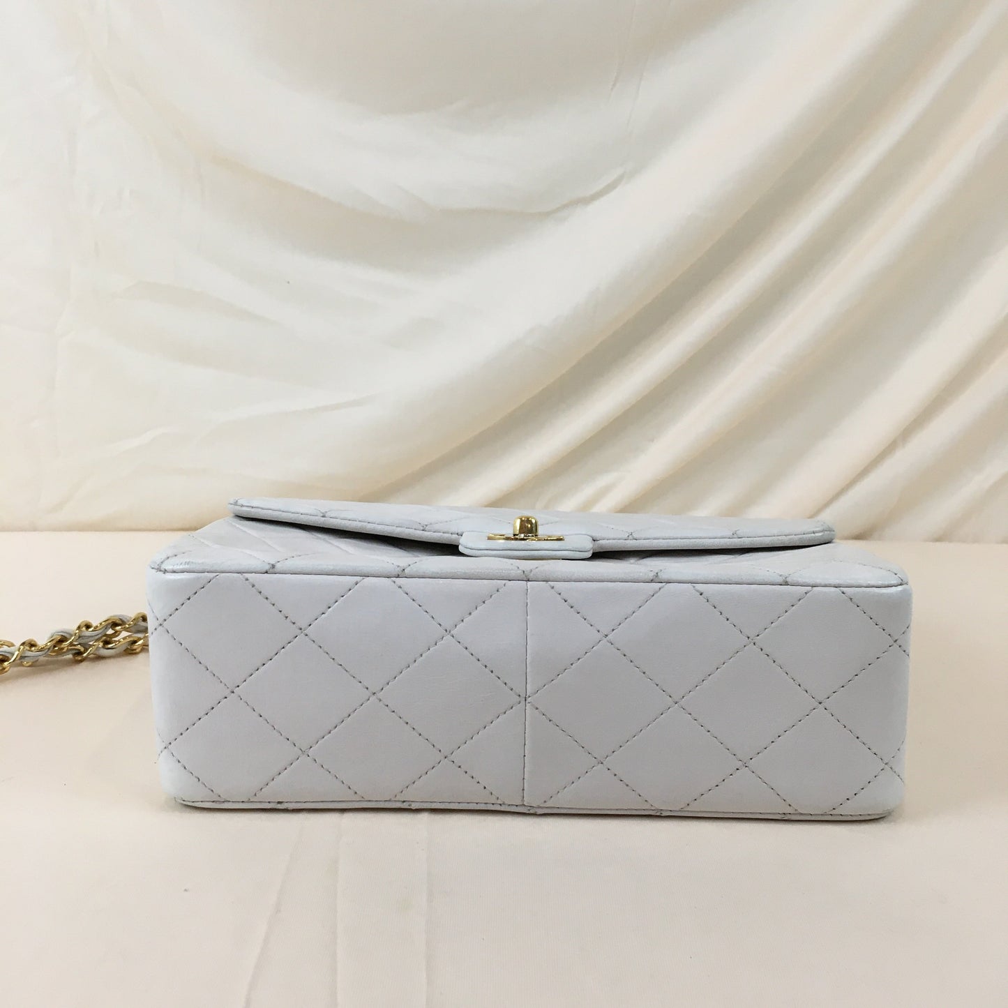 Pre-Owned Chanel White Vintage Classic Square Flap Shoulder Bag Sku# 69636