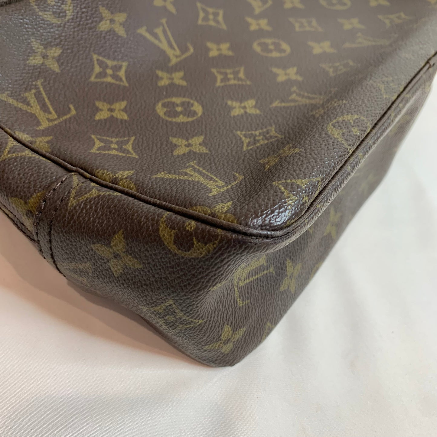 Pre-Owned Louis Vuitton Monogram Coated Canvas Turth Toilette Pochette 28 Clutch Sku# 81180