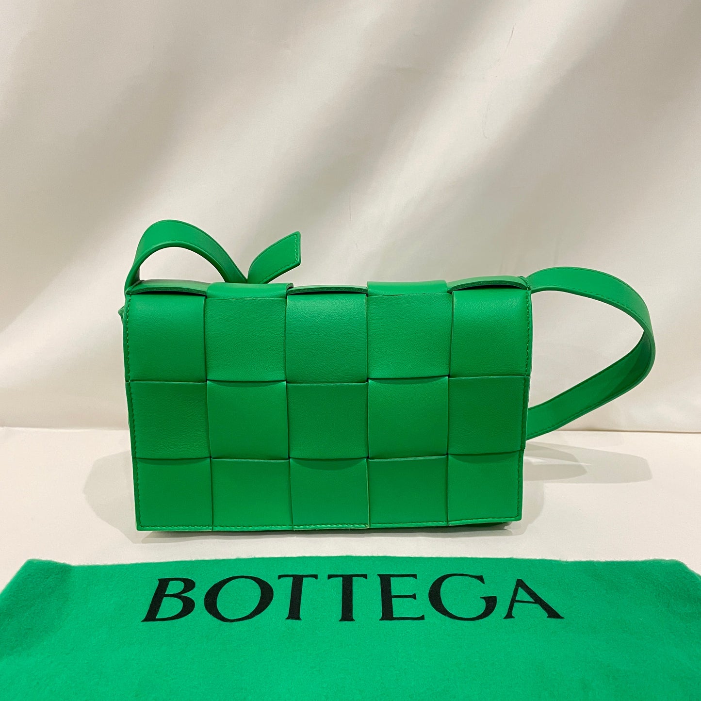 Pre-Owned Bottega Veneta Green Leather Cassette Shoulder Bag Sku#80723