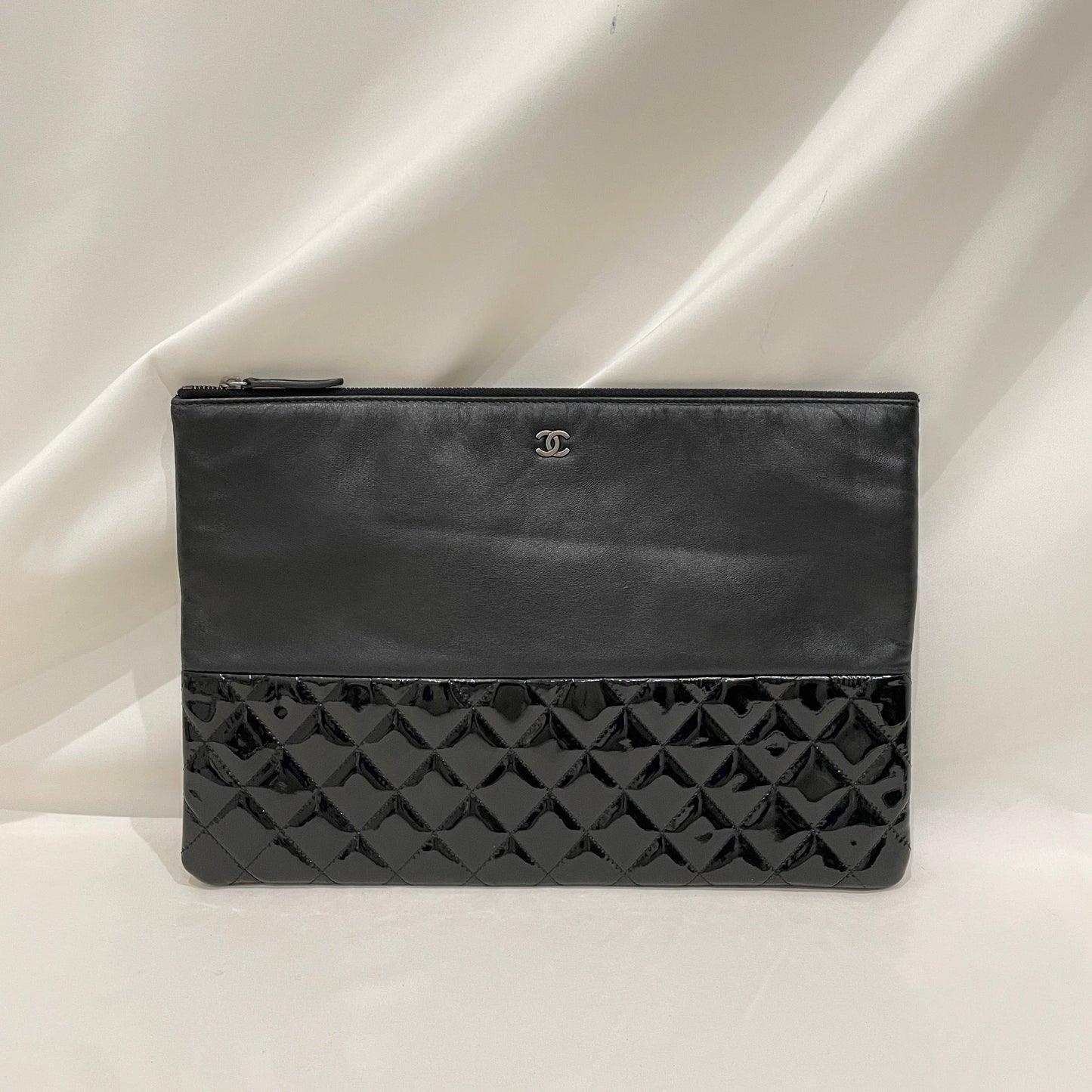 Pre-Owned Chanel Black Lambskin Patent Clutch Bag Sku# 81000