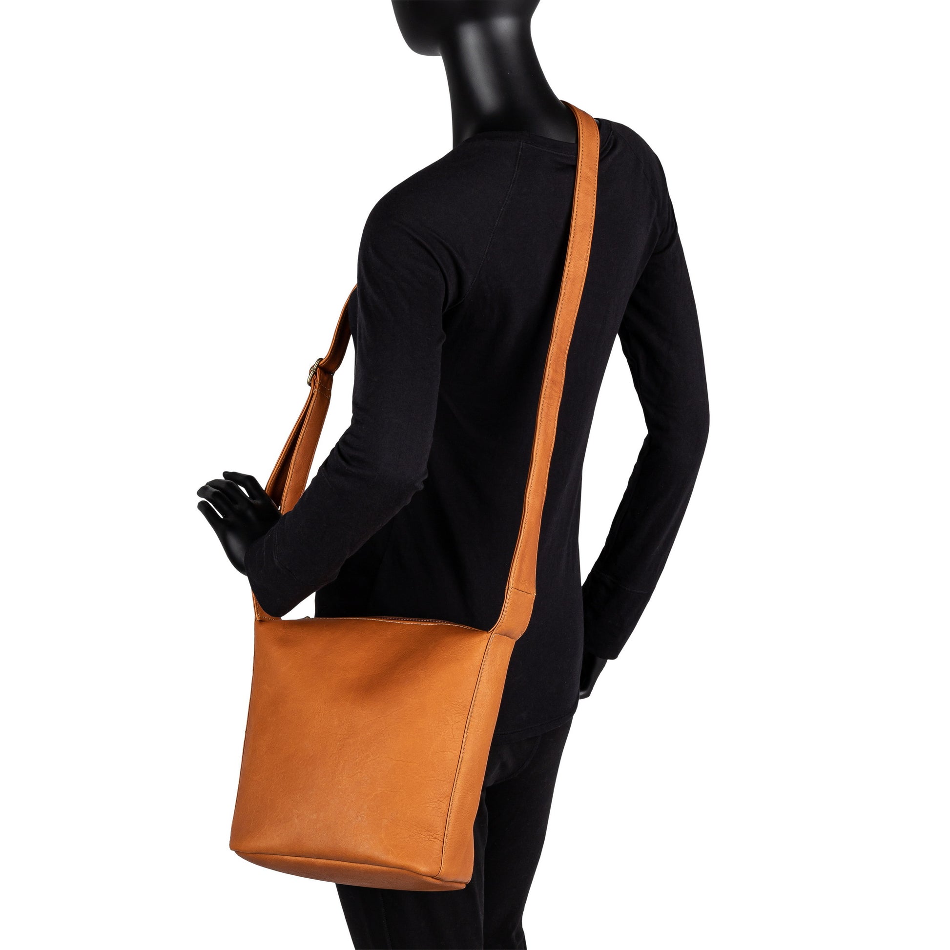 title:Le Donne Leather Chloe Crossbody;color:BLACK