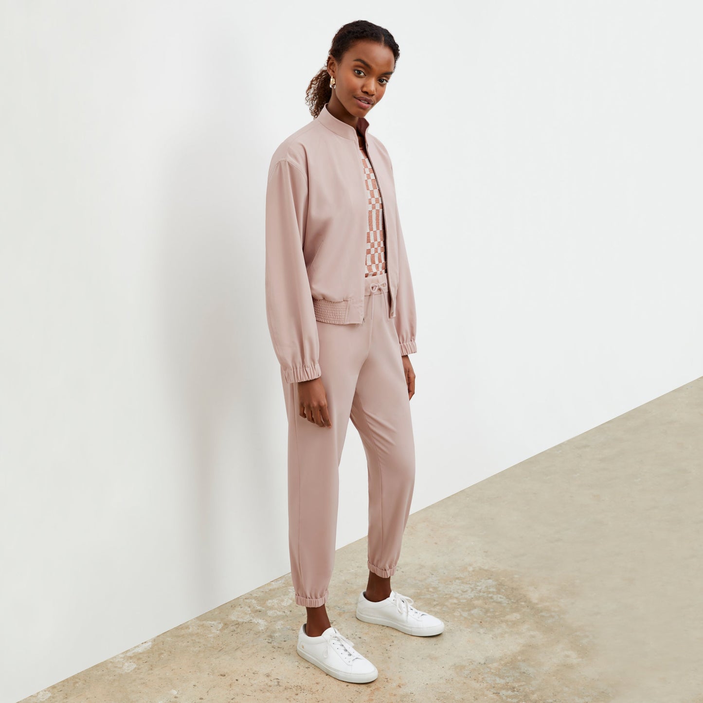 Front image of a woman wearing the Delaney jogger in Blush