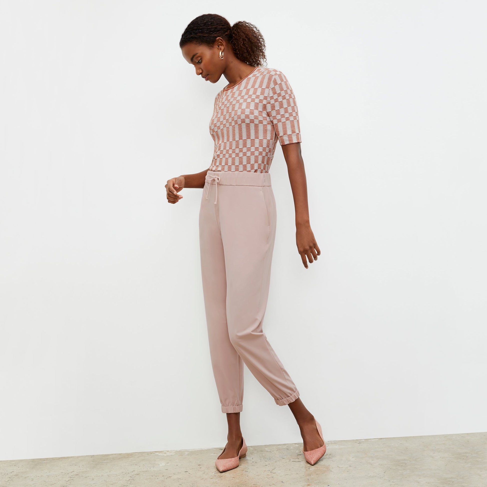 Front image of a woman wearing the Delaney jogger in Blush | Lead