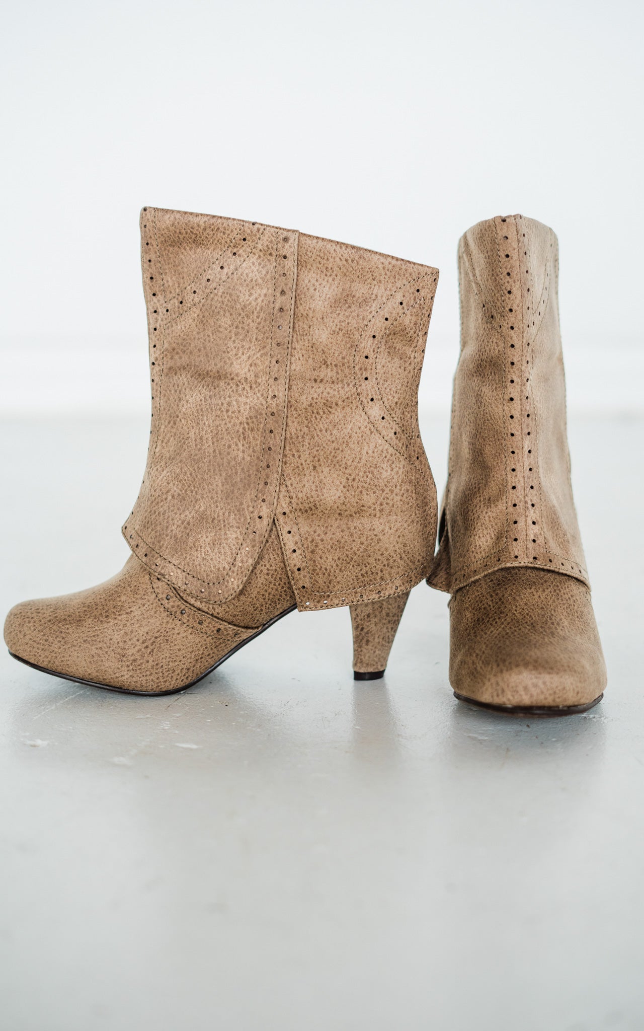 Cowgirl Star Booties in Taupe - Rural Haze